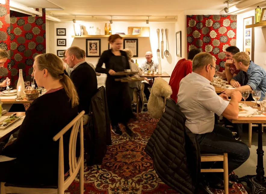 Gæster og servering en aften i Bistroen på Odd-Fellowgaarden