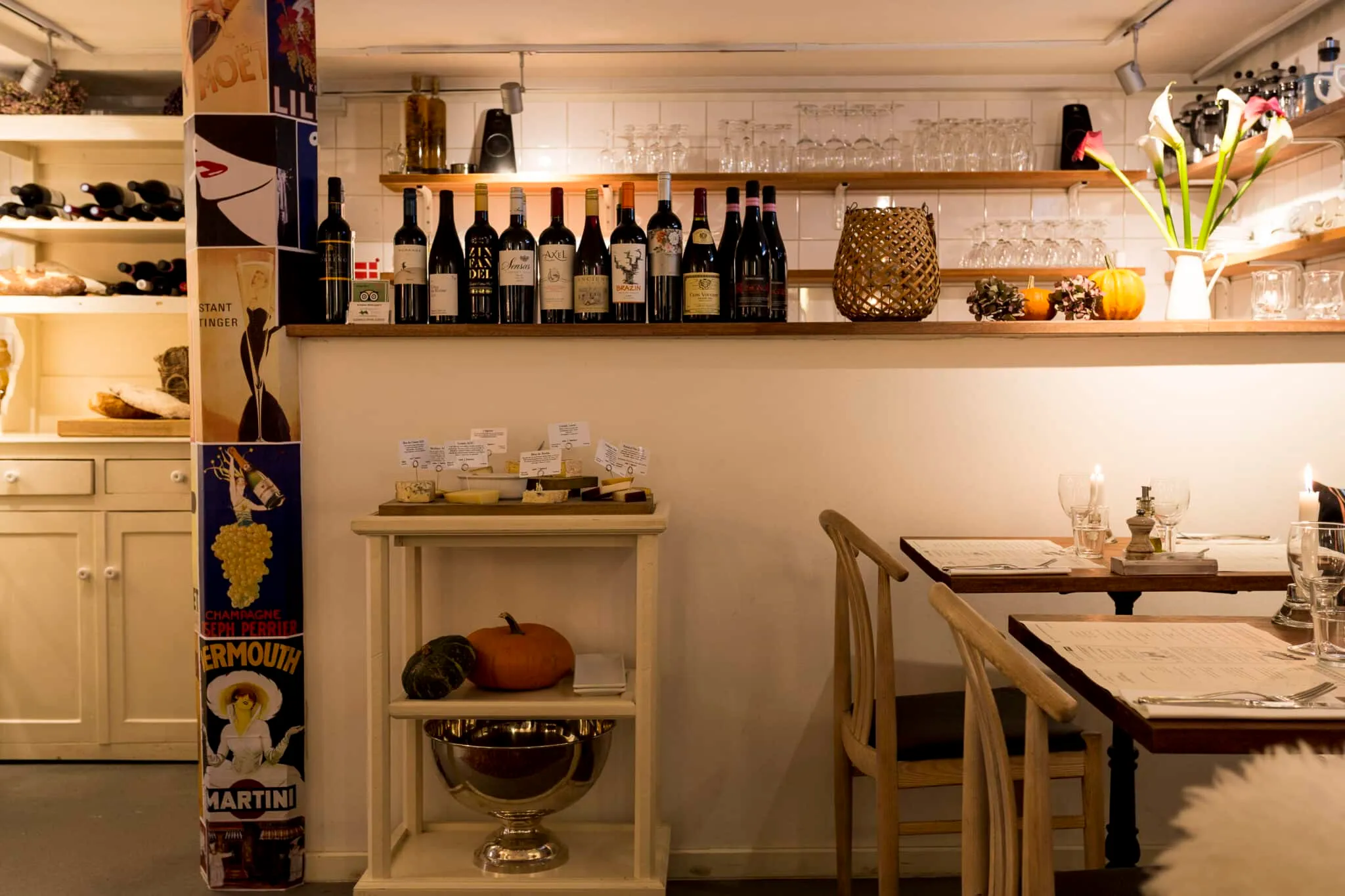 Vinreolen og de dækkede borde i Bistroen på Odd-Fellowgaarden